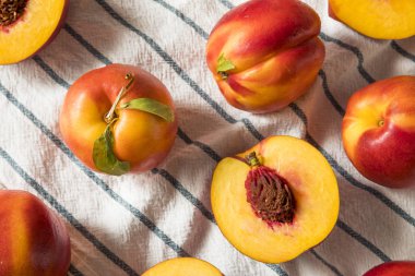 Tatlı organik olgun sarı nektarin yemeye hazır