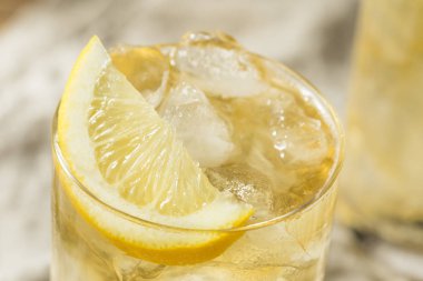 Ev yapımı yedi ve yedi viski Highball limonlu