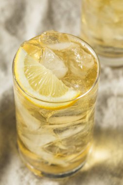 Ev yapımı yedi ve yedi viski Highball limonlu