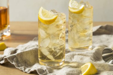 Ev yapımı yedi ve yedi viski Highball limonlu