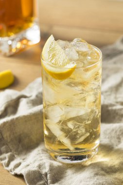Ev yapımı yedi ve yedi viski Highball limonlu