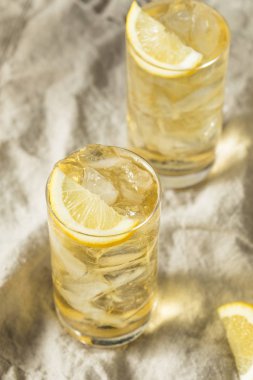 Ev yapımı yedi ve yedi viski Highball limonlu
