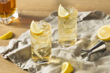Ev yapımı yedi ve yedi viski Highball limonlu