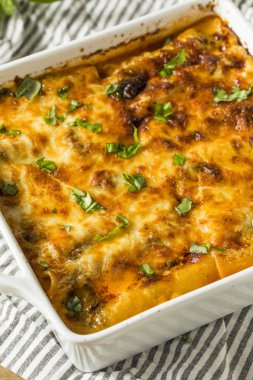 Brokoli fesleğen ve peynir ile doldurulmuş Vejetaryen Makarna pişmiş