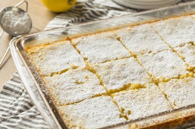 Tatlı ev yapımı limonlu tatlı pudra şekeri ile