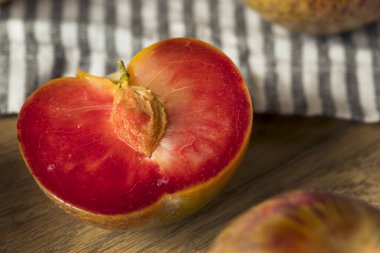 Organik kırmızı Pluots yemeye hazır tasarlamak