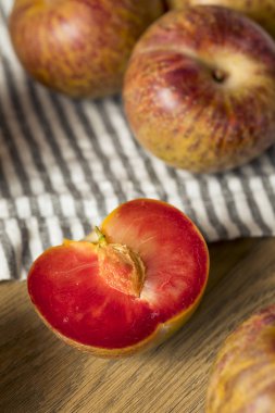Organik kırmızı Pluots yemeye hazır tasarlamak