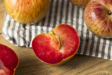 Organik kırmızı Pluots yemeye hazır tasarlamak