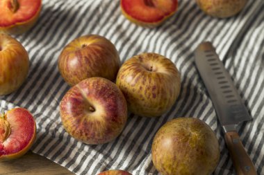 Organik kırmızı Pluots yemeye hazır tasarlamak