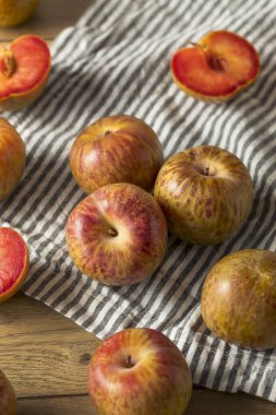 Organik kırmızı Pluots yemeye hazır tasarlamak