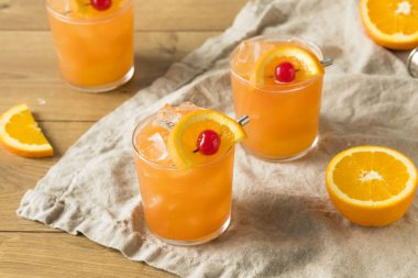 Portakal ve ananas ile tatlı alkollü ROM karıştırma