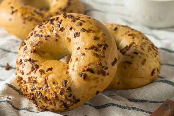 Házi Sült Hagyma Bagel Reggelivel Brunch — Stock Fotó