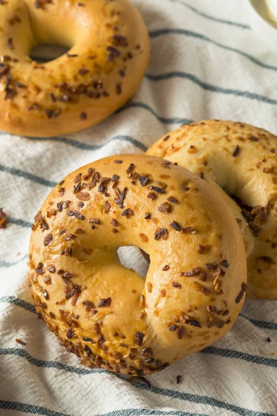 Házi Sült Hagyma Bagel Reggelivel Brunch — Stock Fotó