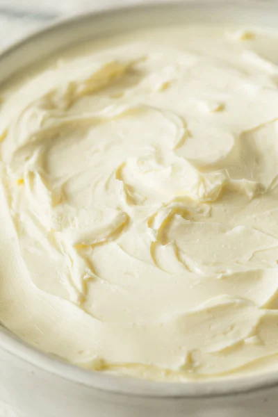 自家製低脂肪のクリーム チーズをボウルに広める — ストック写真