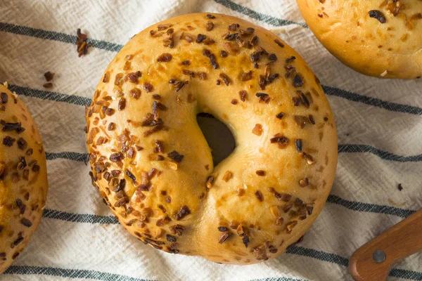 Kahvaltı Brunch Için Yapımı Kavrulmuş Soğan Simit — Stok fotoğraf