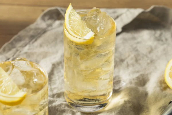 Yapımı Yedi Yedi Viski Highball Limonlu — Stok fotoğraf