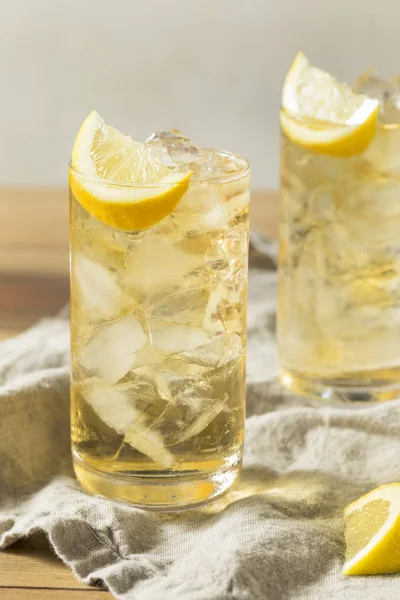 Sette Sette Whisky Fatti Casa Highball Con Limone — Foto Stock