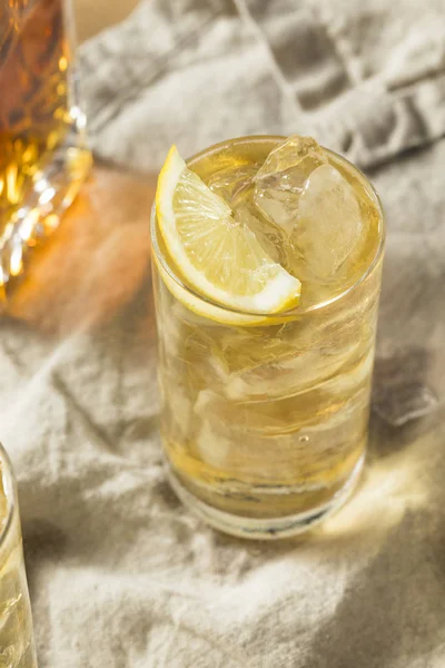 Caseiro Sete Sete Whiskey Highball Com Limão — Fotografia de Stock