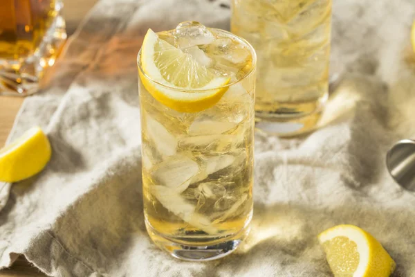 Caseiro Sete Sete Whiskey Highball Com Limão — Fotografia de Stock