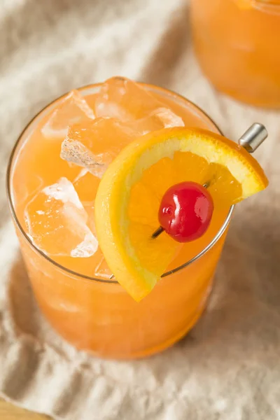 オレンジとパイナップルの甘いアルコール スィズル — ストック写真