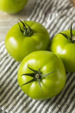 Ham yeşil organik domates yemeye hazır