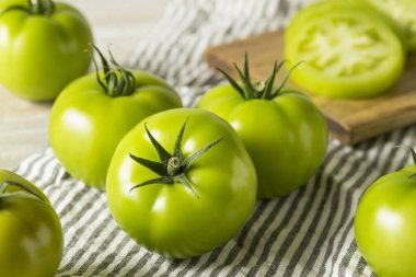 Ham yeşil organik domates yemeye hazır