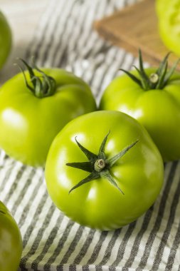 Ham yeşil organik domates yemeye hazır