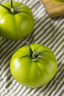 Ham yeşil organik domates yemeye hazır