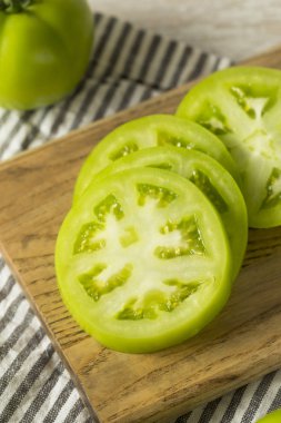 Ham yeşil organik domates yemeye hazır