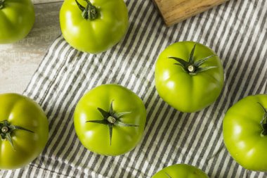 Ham yeşil organik domates yemeye hazır
