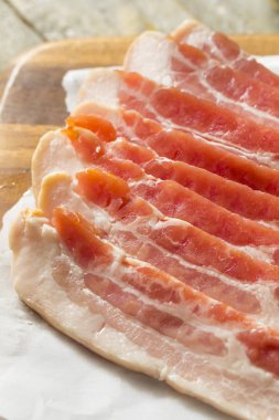 Ham ot yemek için domuz pastırması şeritler hazır beslenen