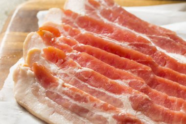 Ham ot yemek için domuz pastırması şeritler hazır beslenen