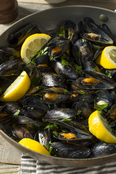 Ev yapımı buğulanmış midye ve ekmek ile et suyu