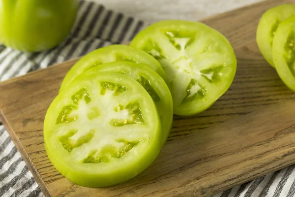 Ham yeşil organik domates yemeye hazır