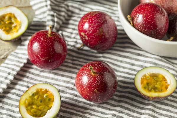 Fruta Cruda Orgánica Roja Pasión Lista Para Comer —  Fotos de Stock