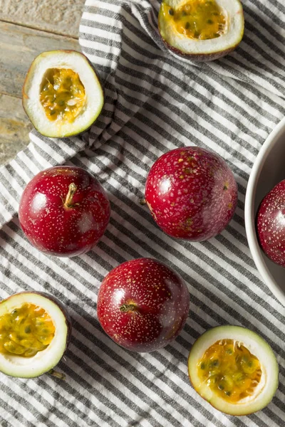 Frutto Della Passione Crudo Biologico Rosso Pronto Mangiare — Foto Stock