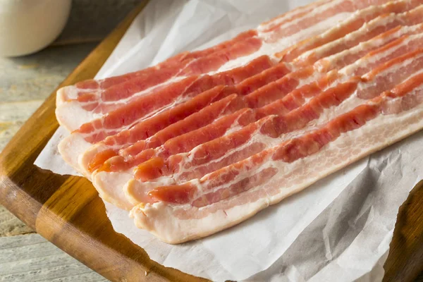 Grama Crua Alimentada Com Tiras Bacon Prontas Para Cozinhar — Fotografia de Stock