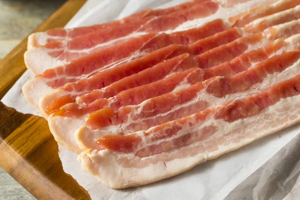 Grama Crua Alimentada Com Tiras Bacon Prontas Para Cozinhar — Fotografia de Stock
