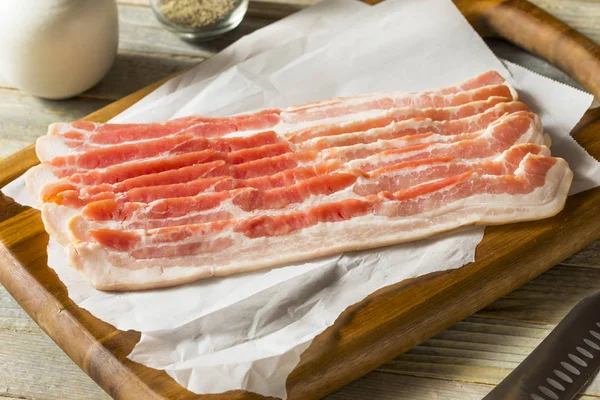 Raw Trávy Krmil Bacon Pásků Připraven Pro Kuchaře — Stock fotografie