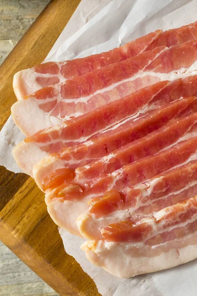 Grama Crua Alimentada Com Tiras Bacon Prontas Para Cozinhar — Fotografia de Stock