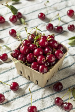 Çiğ kırmızı organik Tart kiraz yemeye hazır