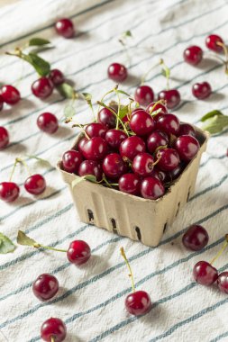 Çiğ kırmızı organik Tart kiraz yemeye hazır