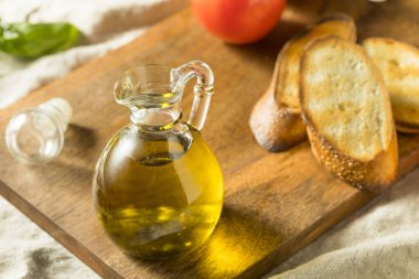 Ham organik sızma zeytinyağı bir şişe