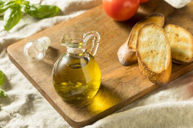 Ham organik sızma zeytinyağı bir şişe