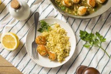 Et suyu, kurutulmuş tarak panned yemeye hazır