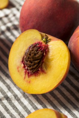 Çiğ Organik Sarı Şeftali Yemeye Hazır