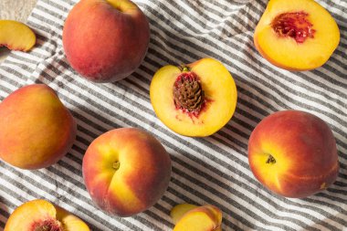 Çiğ Organik Sarı Şeftali Yemeye Hazır