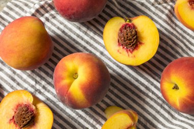 Çiğ Organik Sarı Şeftali Yemeye Hazır