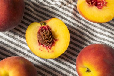 Çiğ Organik Sarı Şeftali Yemeye Hazır