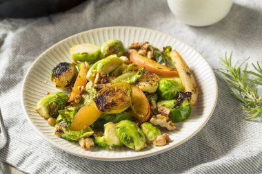 Ev yapımı Brussel filiz ve Apple salata sonbahar